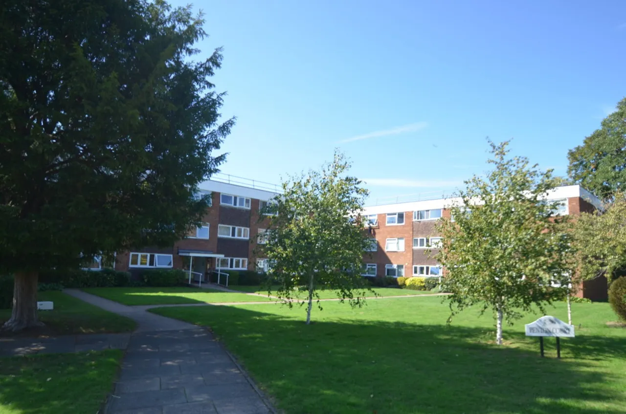 Jamnagar Close, Staines-upon-Thames, photo 2