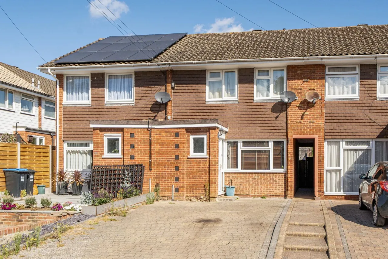 3 bed house for sale, Home Park, Oxted, RH8