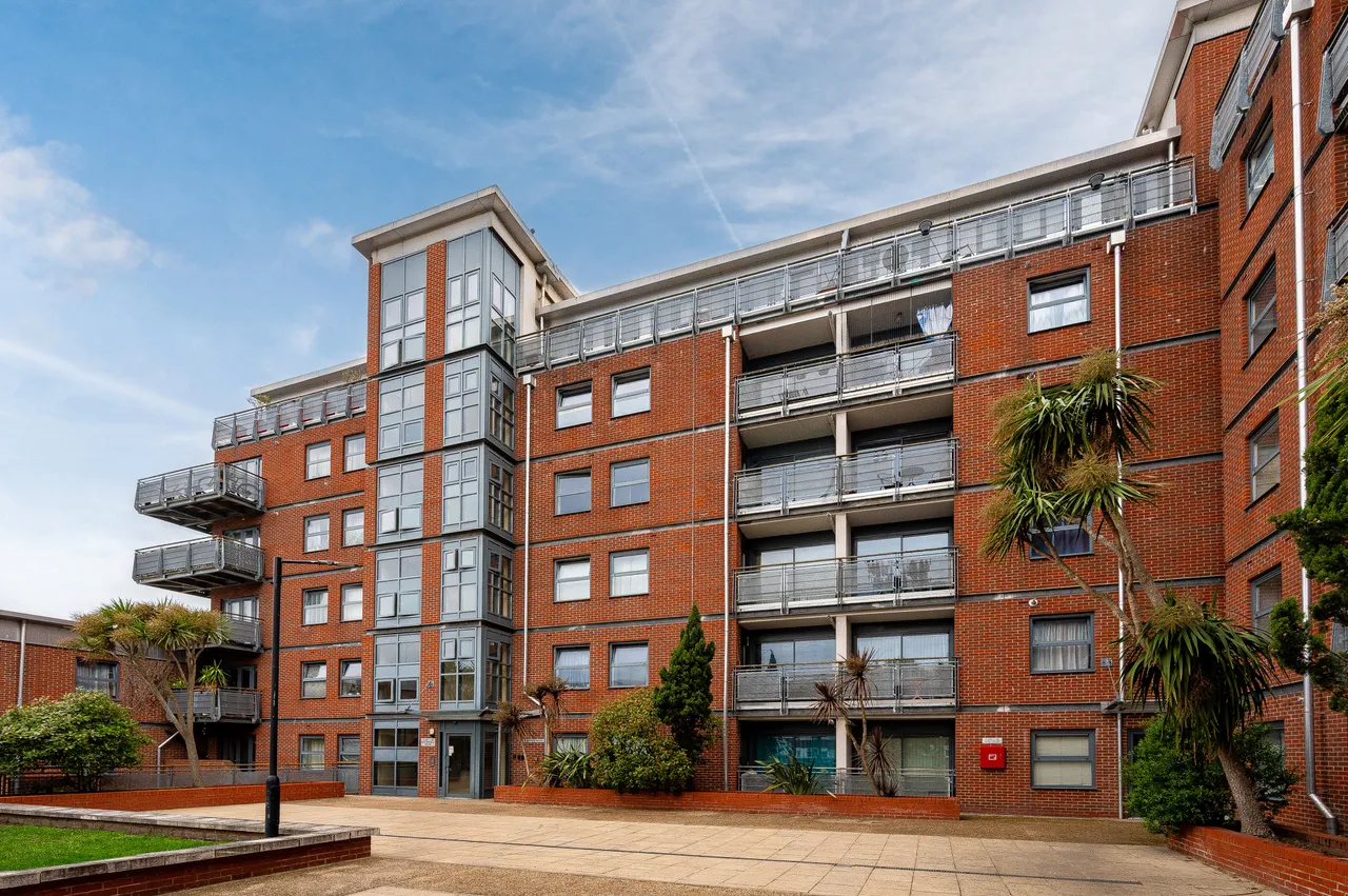 2 bed flat for sale — Flat 16, Butterfield House, Berber Parade, London