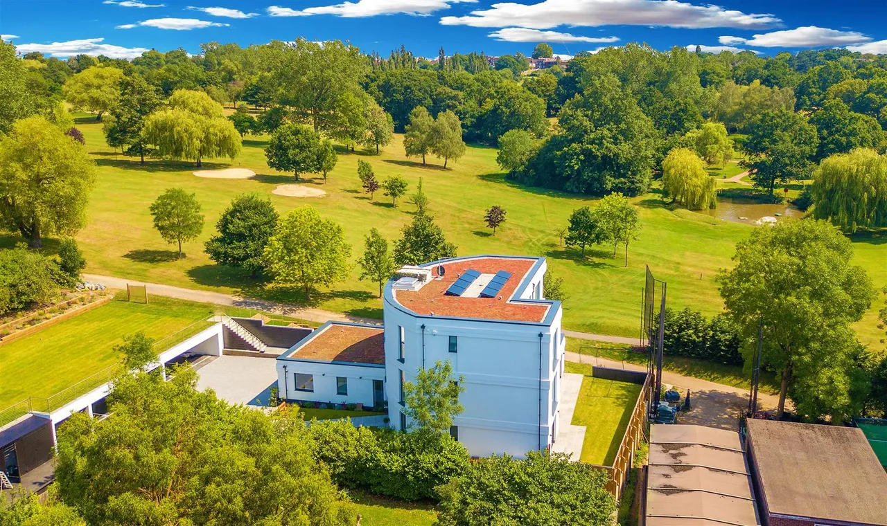 2 bed flat for sale — Montgomerie Lodge, High Road, Chigwell