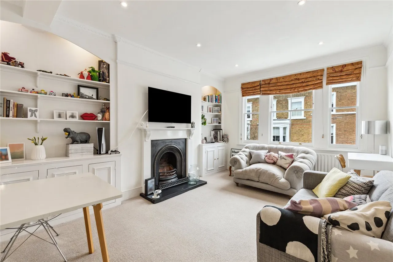 2 bed flat for sale, Bennerley Road, London, SW11