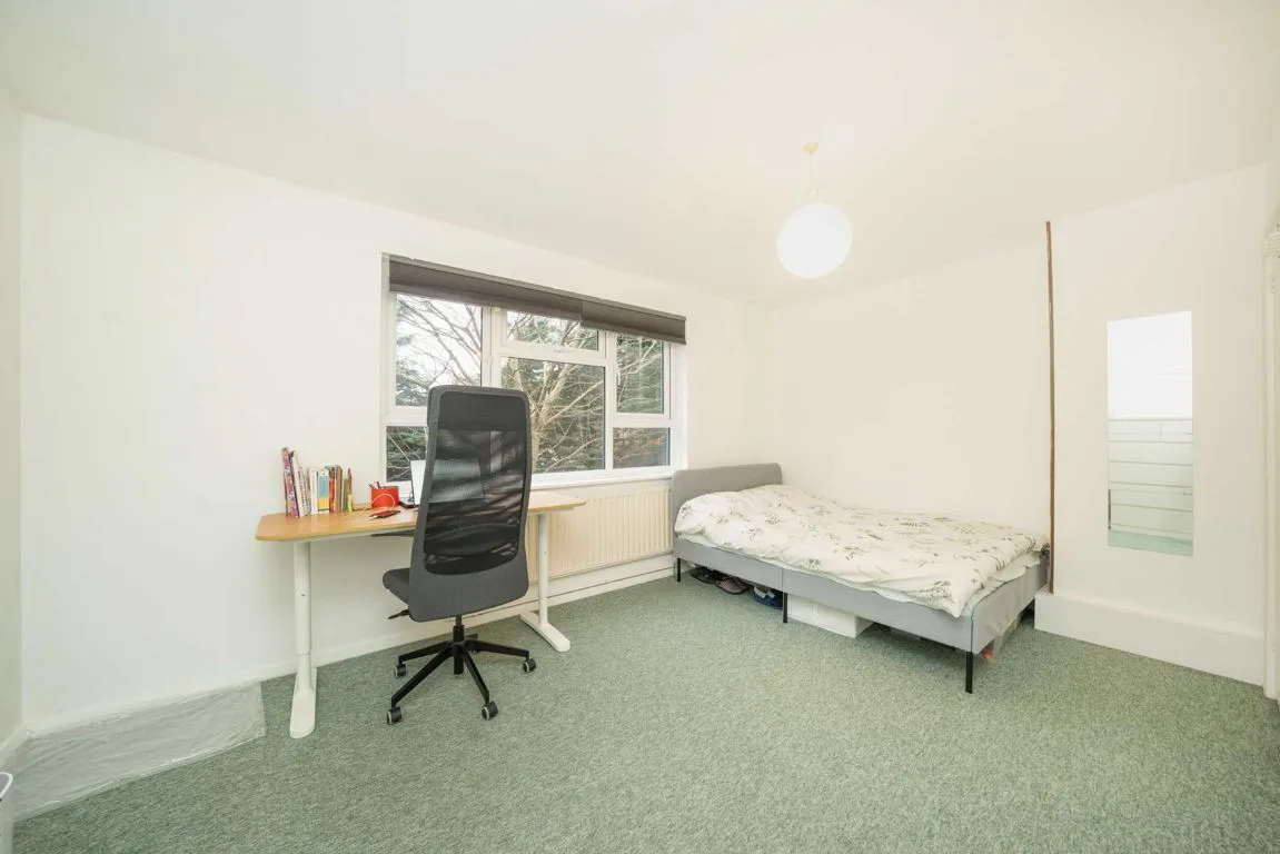 Acre Road, KT2, photo 4
