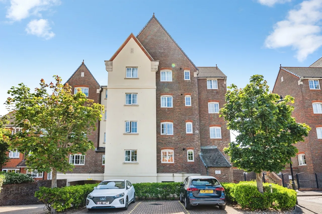 2 bed flat for sale — Canary Quay, Eastbourne