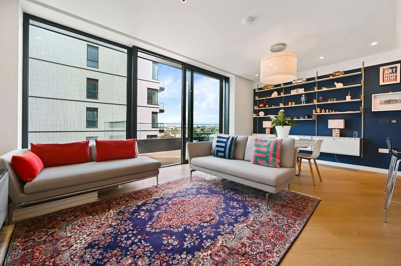 2 bed flat to rent — Wood Crescent, London, W12 7GS