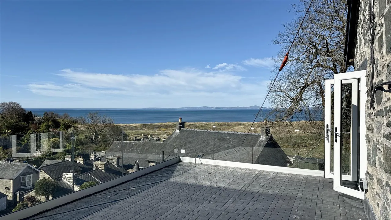 2 bed flat for sale, Above Spar Shop High Street, Harlech, LL46