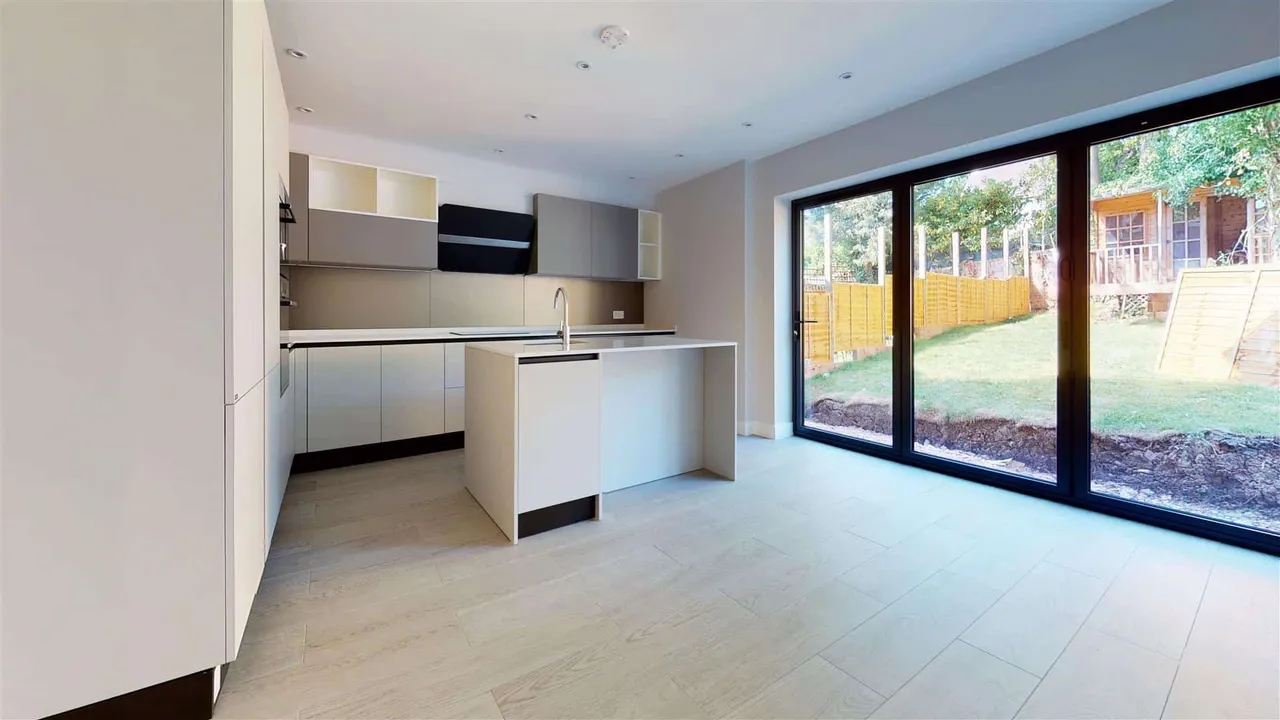 38 High Beech Road, Loughton, photo 3