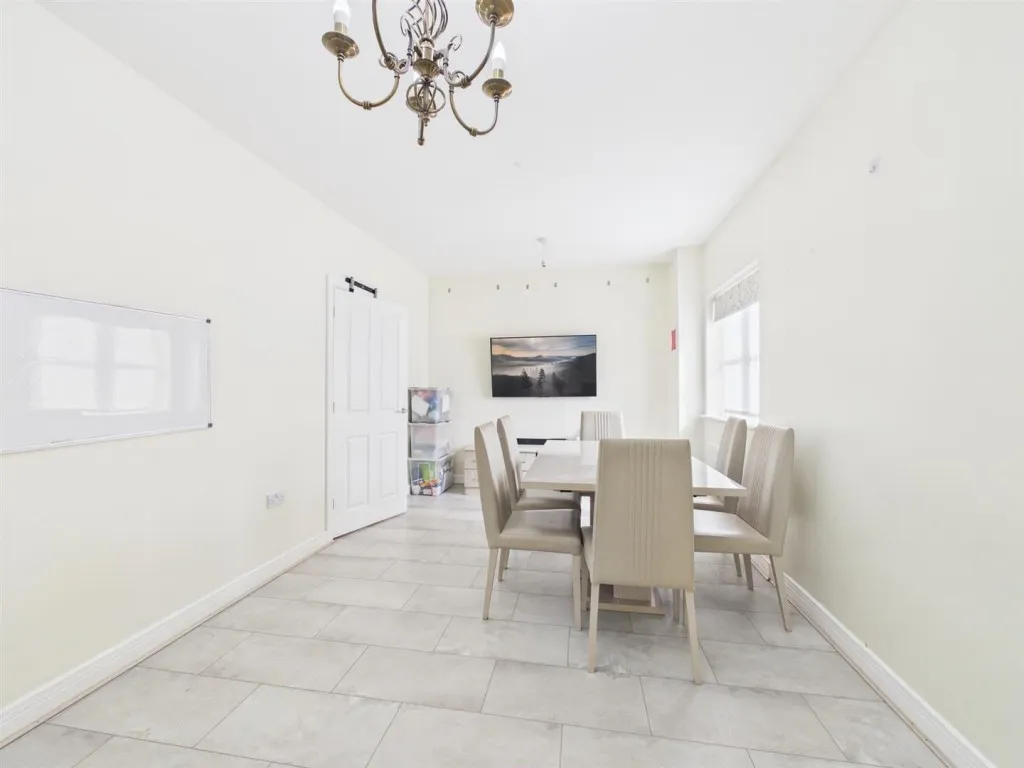 Elize Close, Berryfields, photo 5
