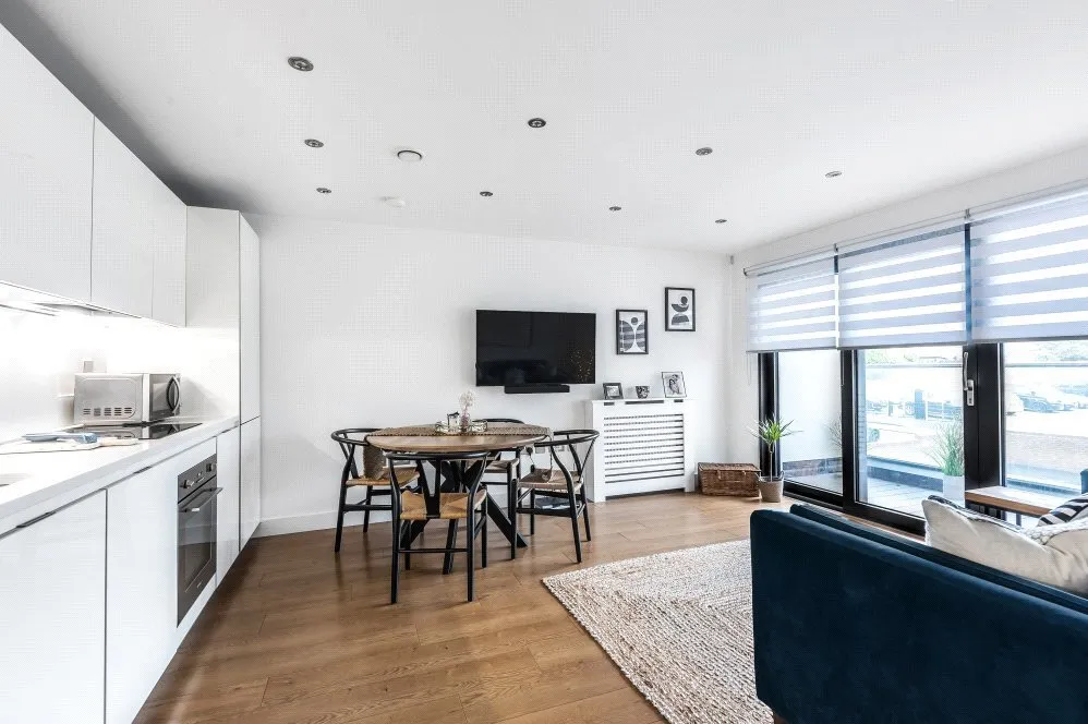 2 bed flat for sale — The Broadway, Loughton, Essex, IG10