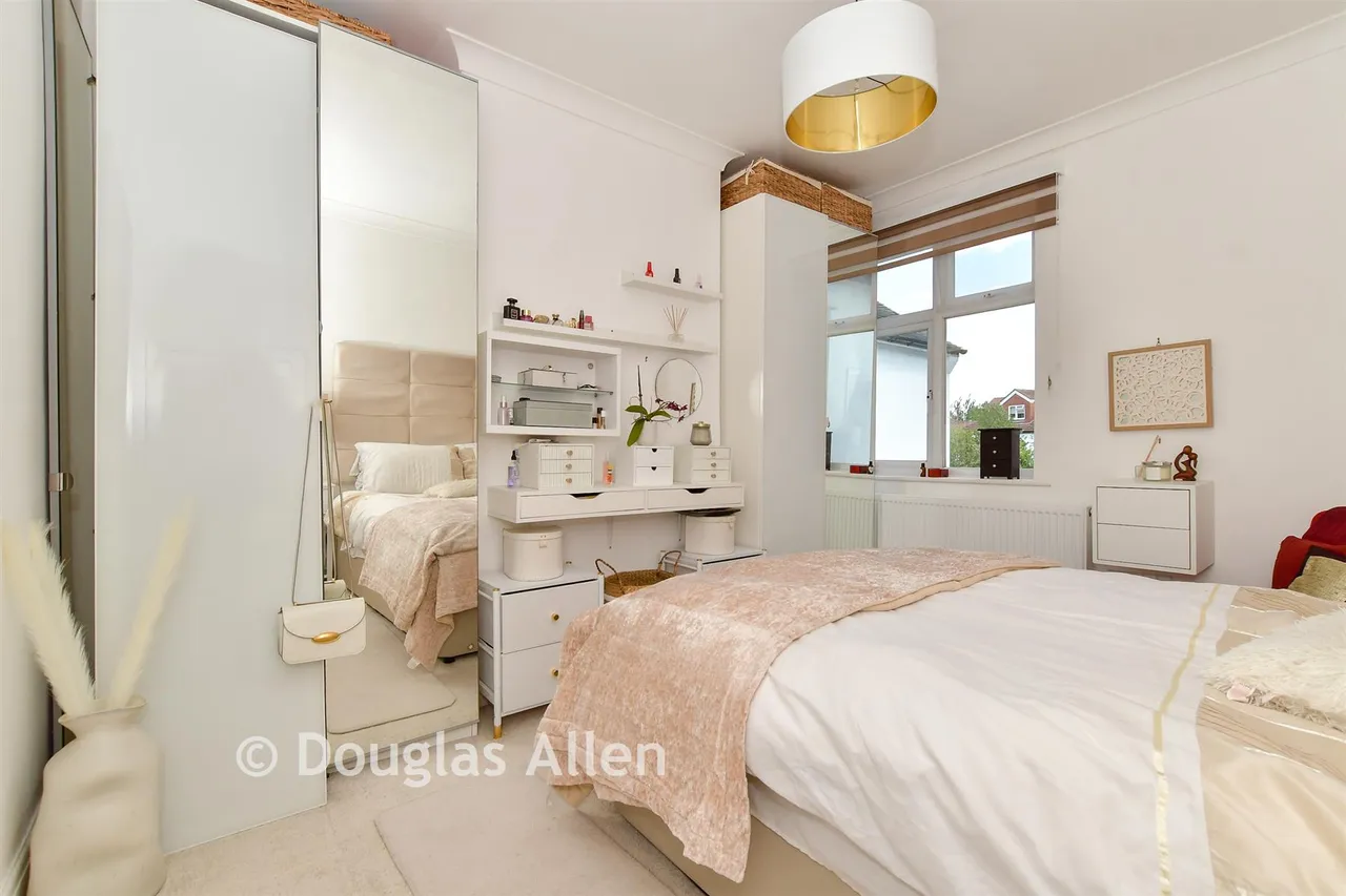 Compton Avenue, Gidea Park, RM2, photo 15