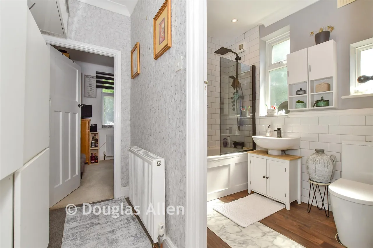 Compton Avenue, Gidea Park, RM2, photo 7