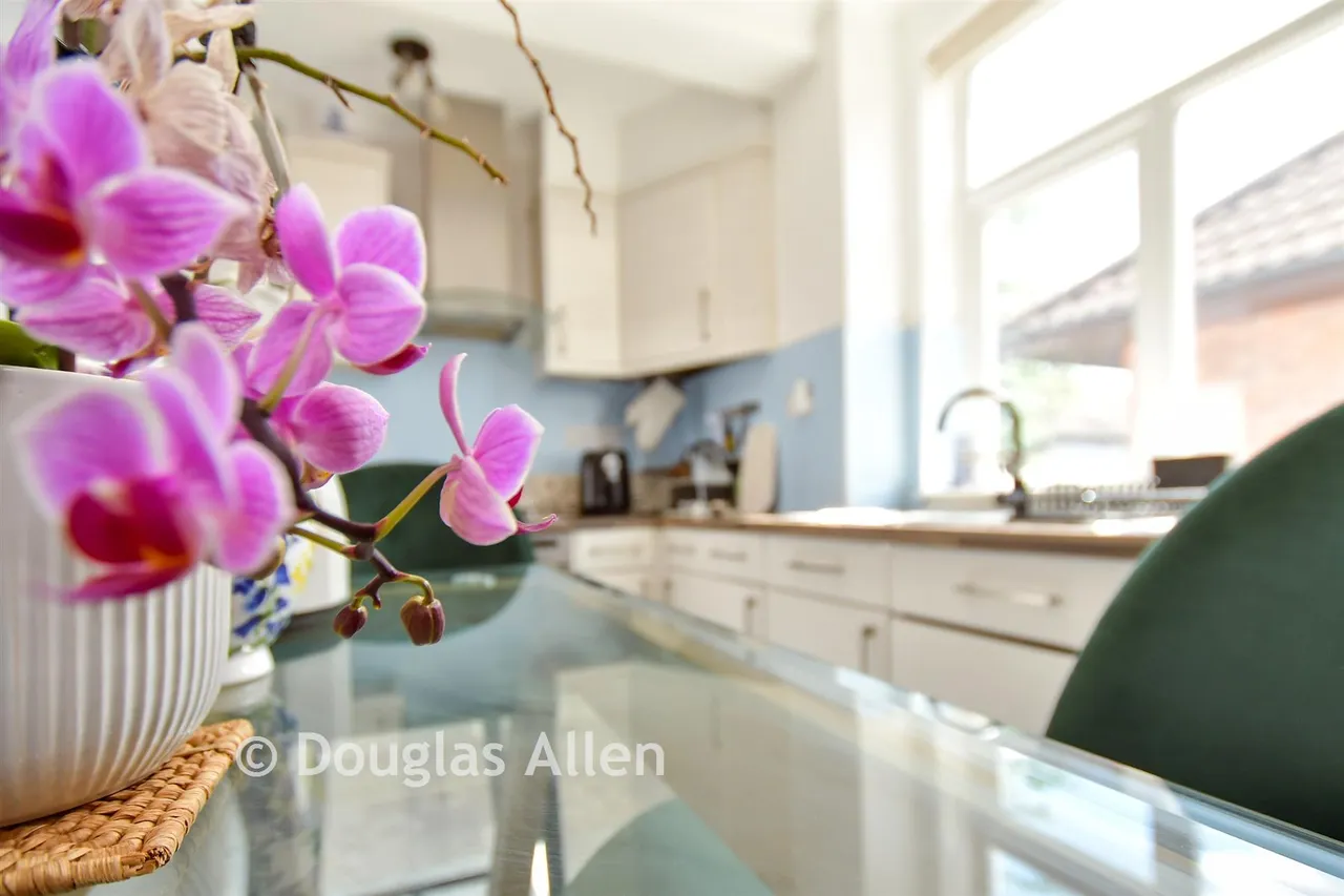 Compton Avenue, Gidea Park, RM2, photo 5