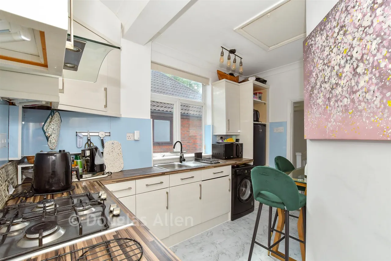 Compton Avenue, Gidea Park, RM2, photo 4