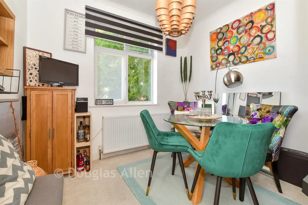 Compton Avenue, Gidea Park, RM2, photo 12