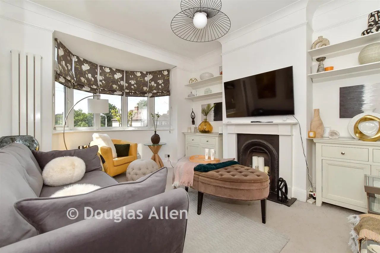 Compton Avenue, Gidea Park, RM2, photo 2