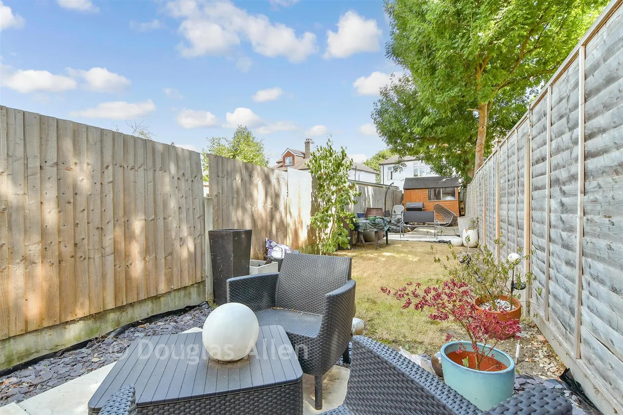 Compton Avenue, Gidea Park, RM2, photo 13
