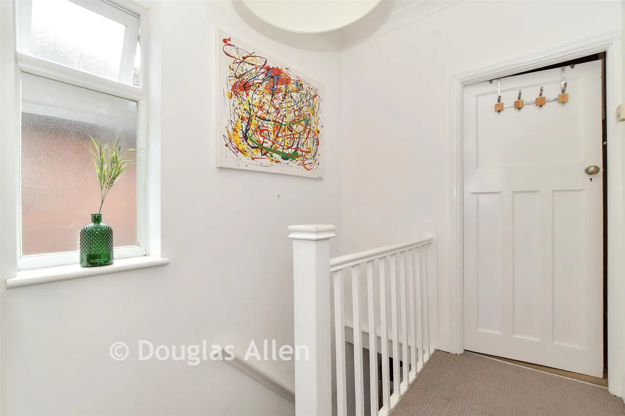 Compton Avenue, Gidea Park, RM2, photo 8