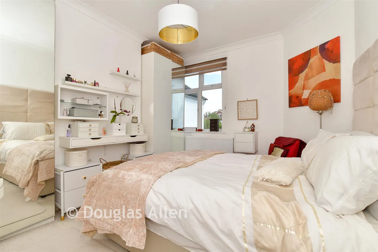Compton Avenue, Gidea Park, RM2, photo 11