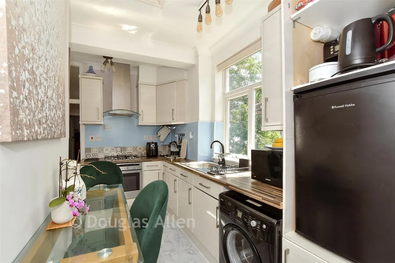 Compton Avenue, Gidea Park, RM2, photo 3