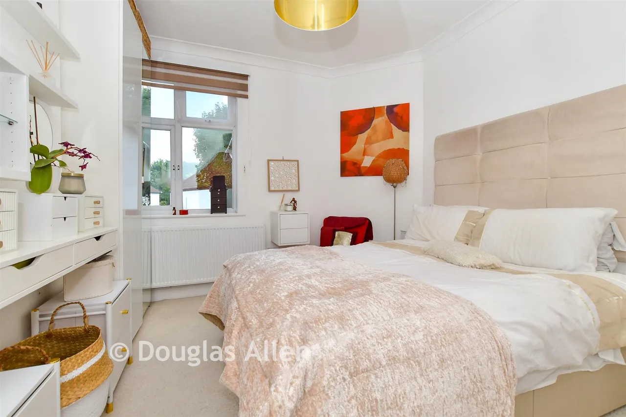 Compton Avenue, Gidea Park, RM2, photo 10