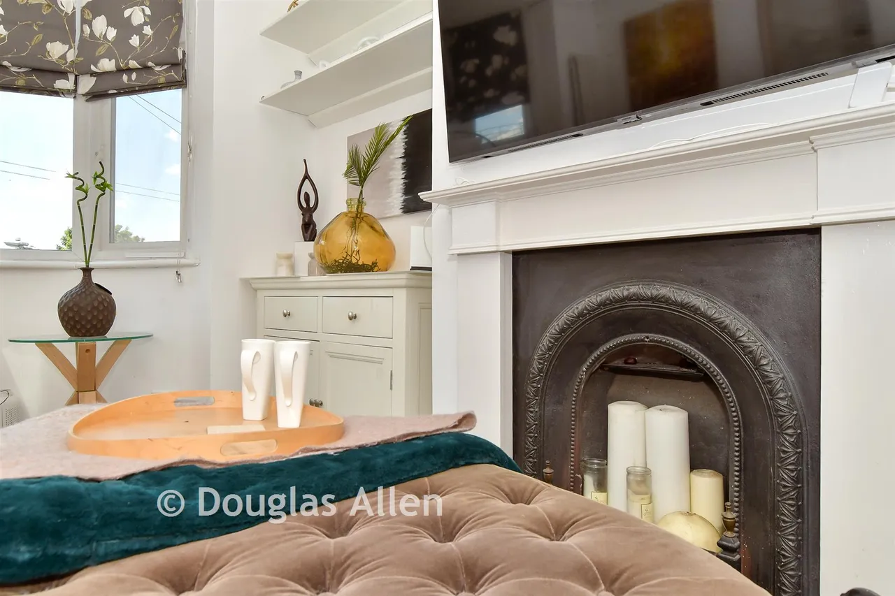 Compton Avenue, Gidea Park, RM2, photo 6