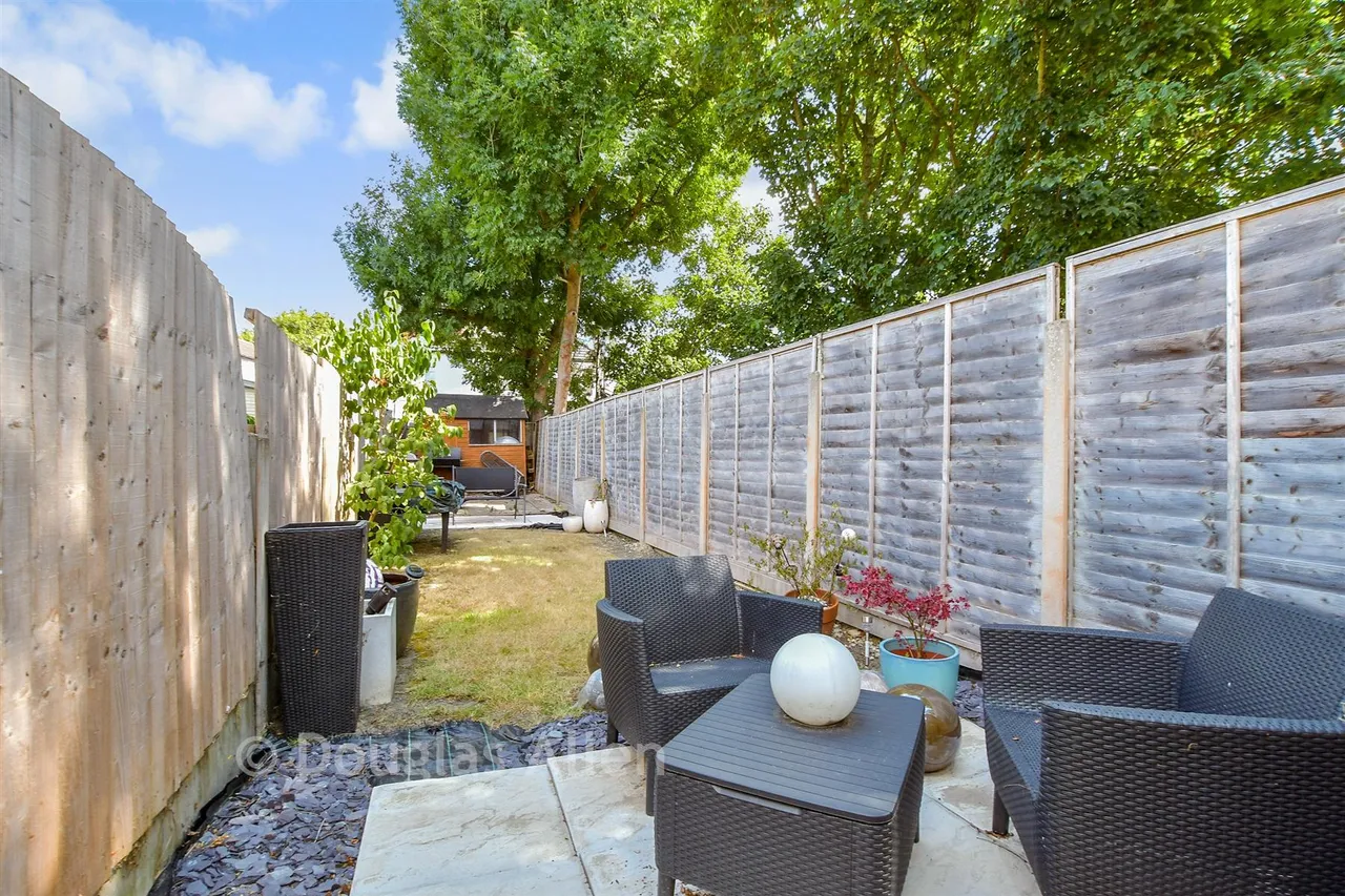 Compton Avenue, Gidea Park, RM2, photo 14