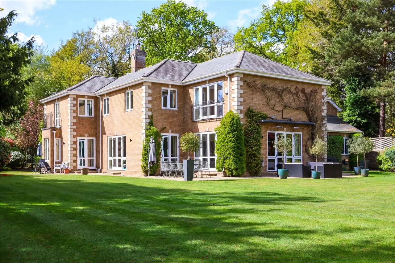 6 bed house for sale — Albury Road, Burwood Park, Walton-on-Thames, Surrey, KT12 5DY