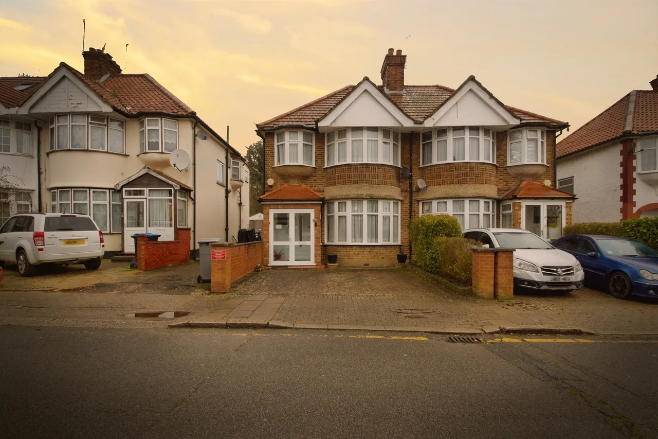 4 bed house for sale — Chestnut Grove, Wembley