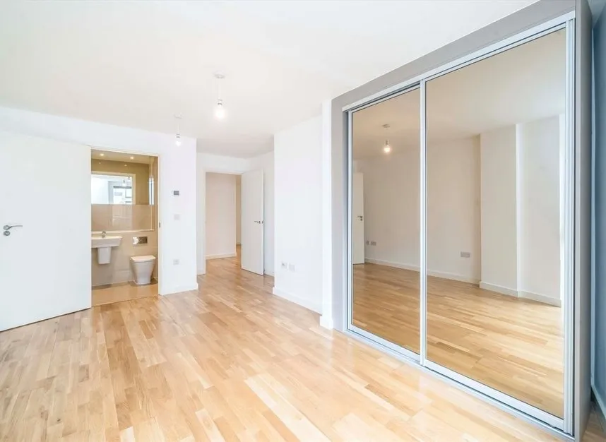 Baltic Avenue, Brentford, TW8, photo 4