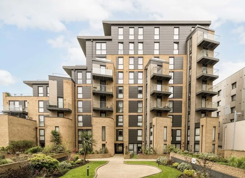 3 bed flat for sale — Baltic Avenue, Brentford, TW8