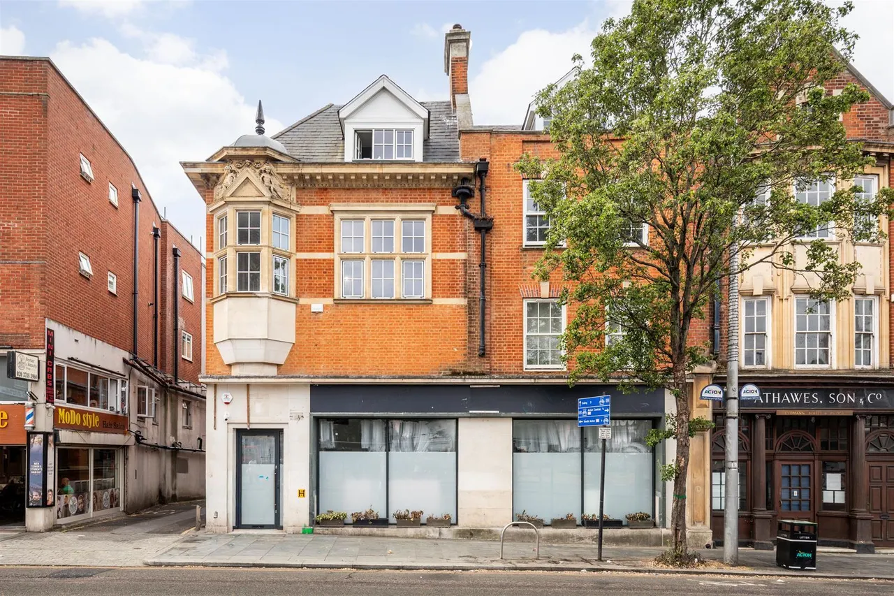 2 bed house to rent, High Street, London, W3
