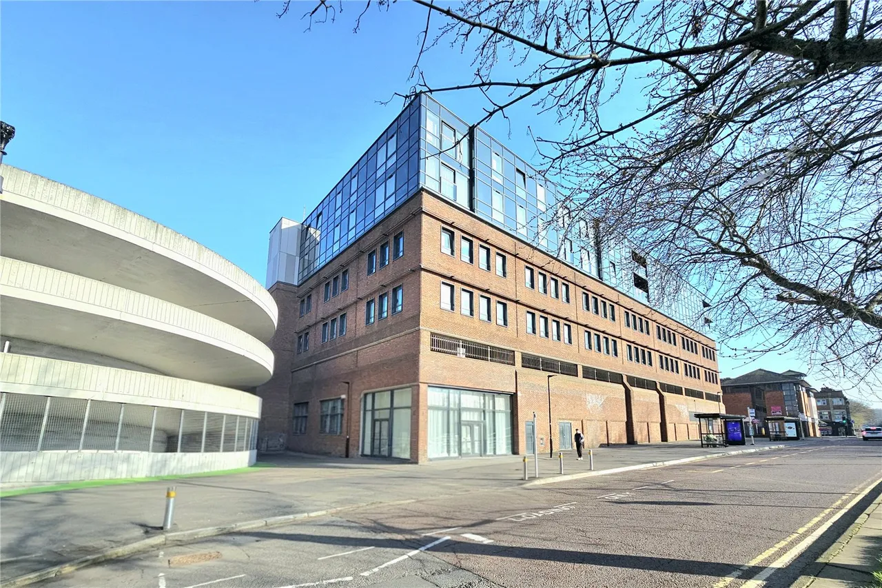 2 bed flat for sale — Ashwood House, 16-22 Pembroke Broadway, Camberley, Surrey, GU15 3FB