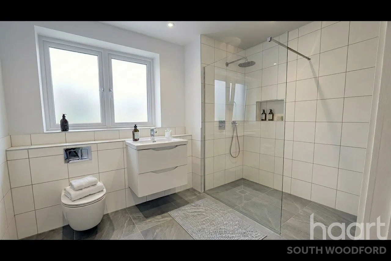 Churchfields, London, E18, photo 4