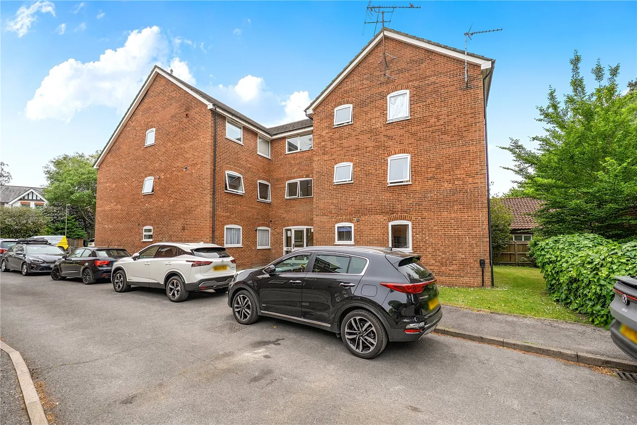 1 bed flat to rent — Gordon Court, 110 Gordon Road, Camberley, Surrey, GU15 2JQ