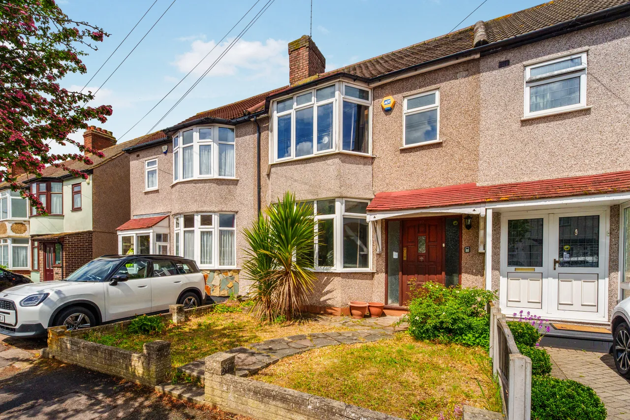 3 bed house for sale, Harwood Avenue, Hornchurch, RM11