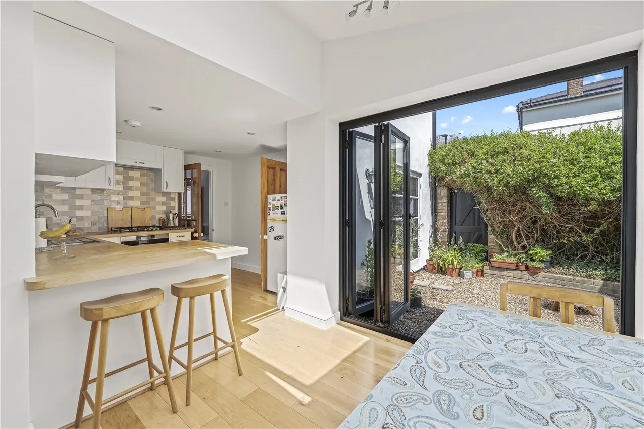 Fourth Cross Road, Twickenham, TW2 5EL, photo 2