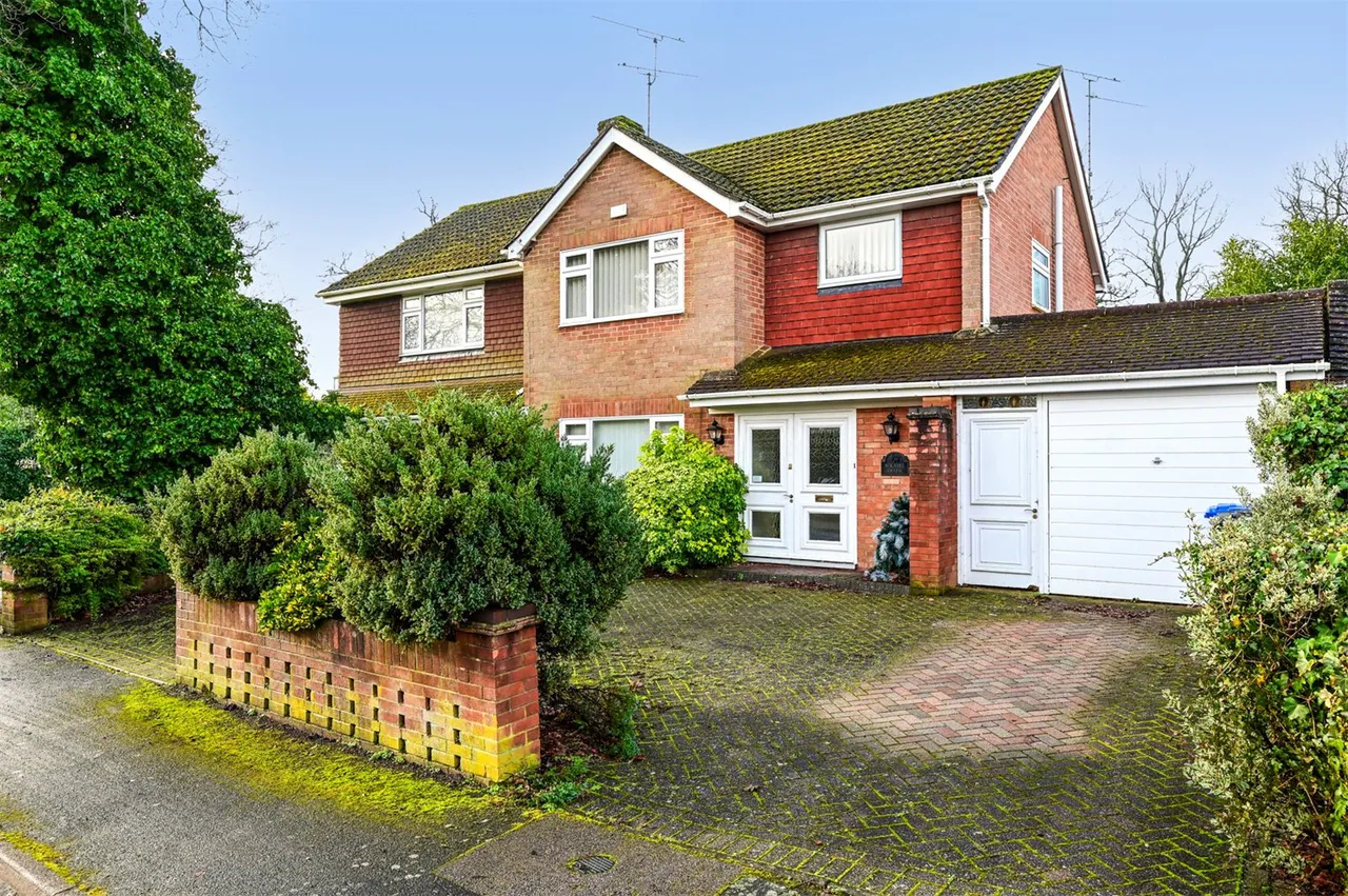 5 bed house for sale — Lucas Close, Yateley, Hampshire, GU46 6JD
