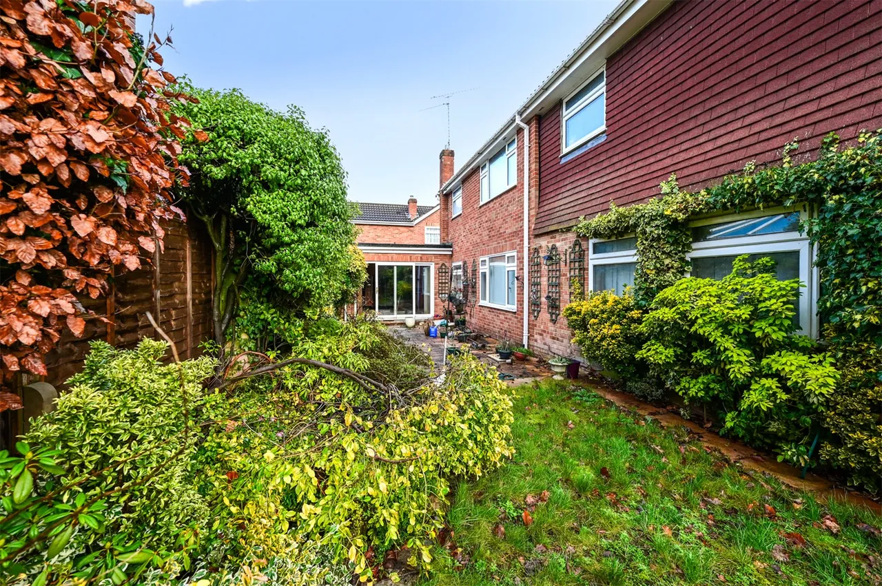 Lucas Close, Yateley, Hampshire, GU46 6JD, photo 10