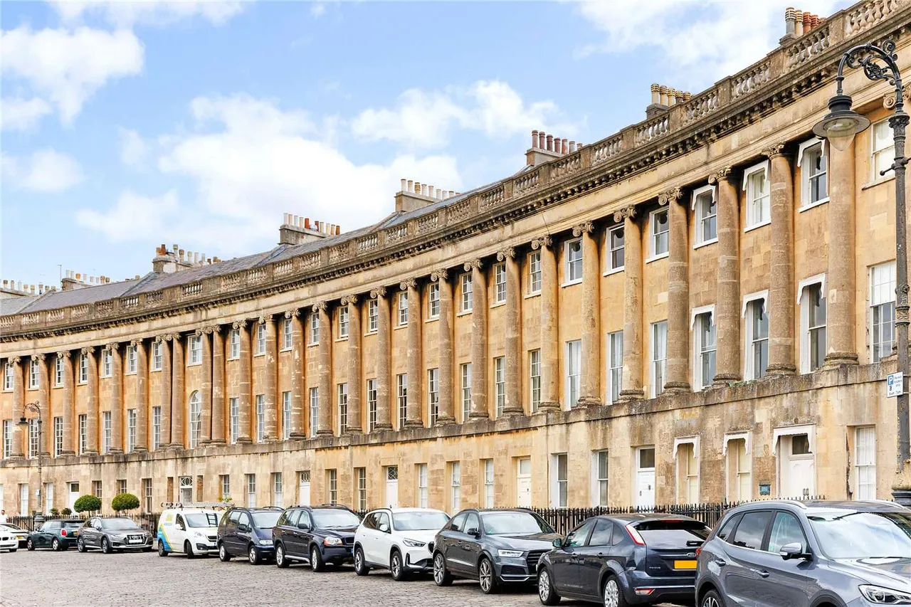 2 bed flat for sale — Royal Crescent, Bath, BA1 2LR