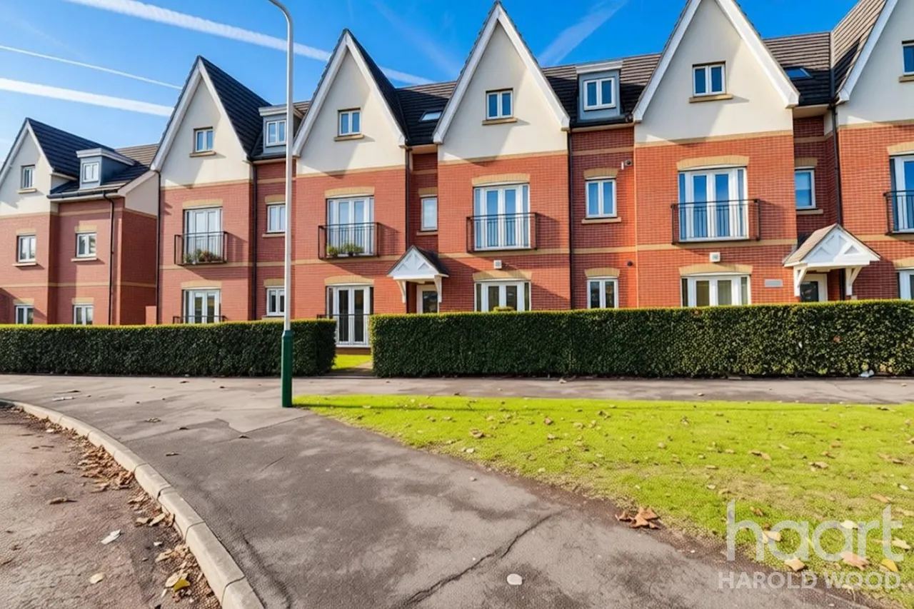 Gooshays Gardens, Harold Hill, RM3, photo 13