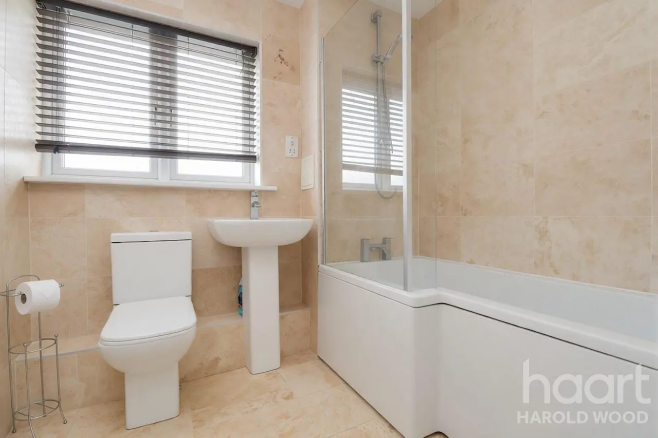 Gooshays Gardens, Harold Hill, RM3, photo 12