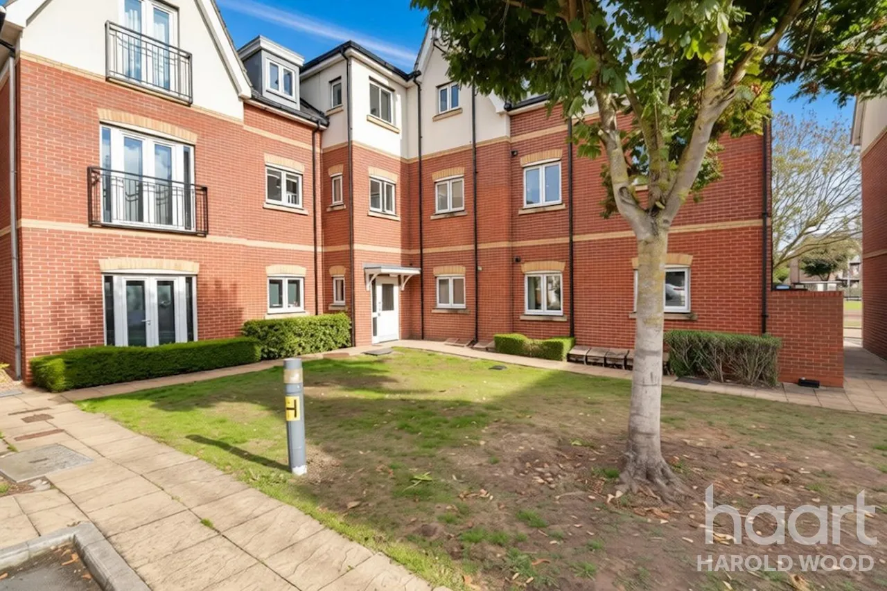Gooshays Gardens, Harold Hill, RM3, photo 15