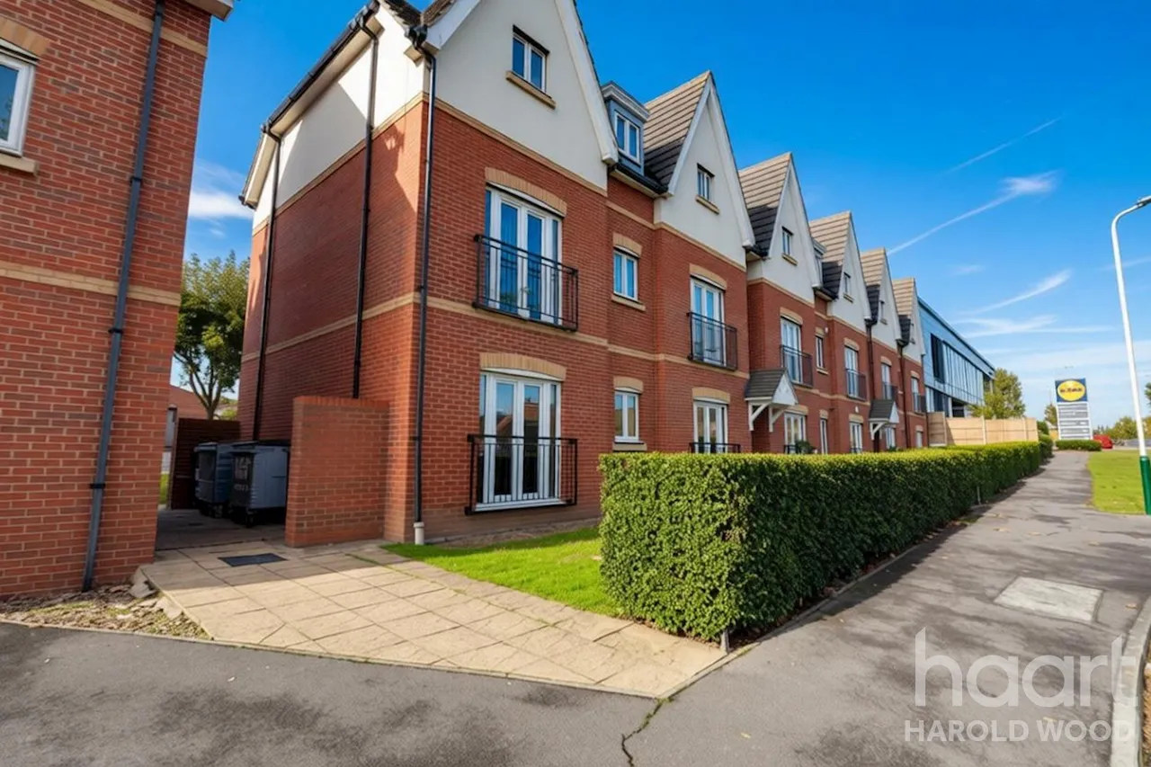 Gooshays Gardens, Harold Hill, RM3, photo 14
