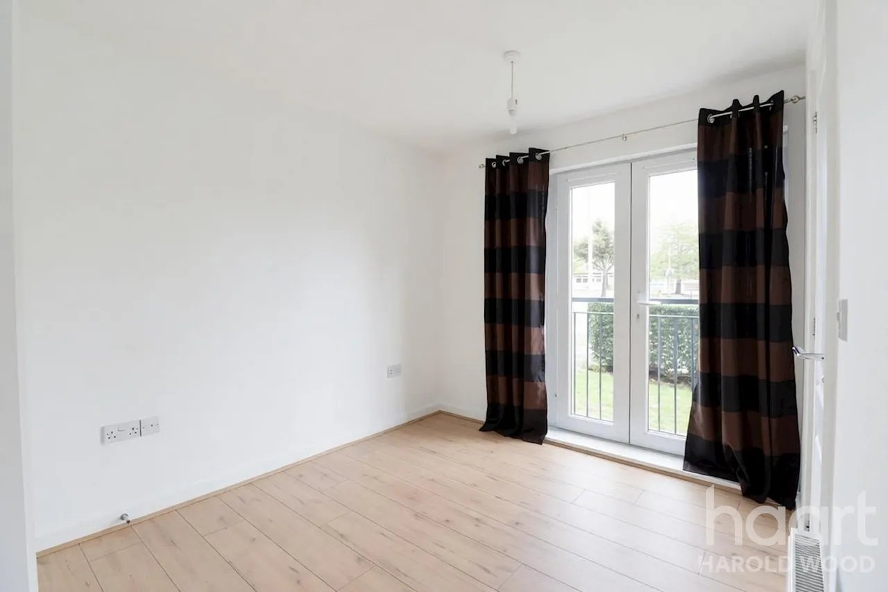 Gooshays Gardens, Harold Hill, RM3, photo 8