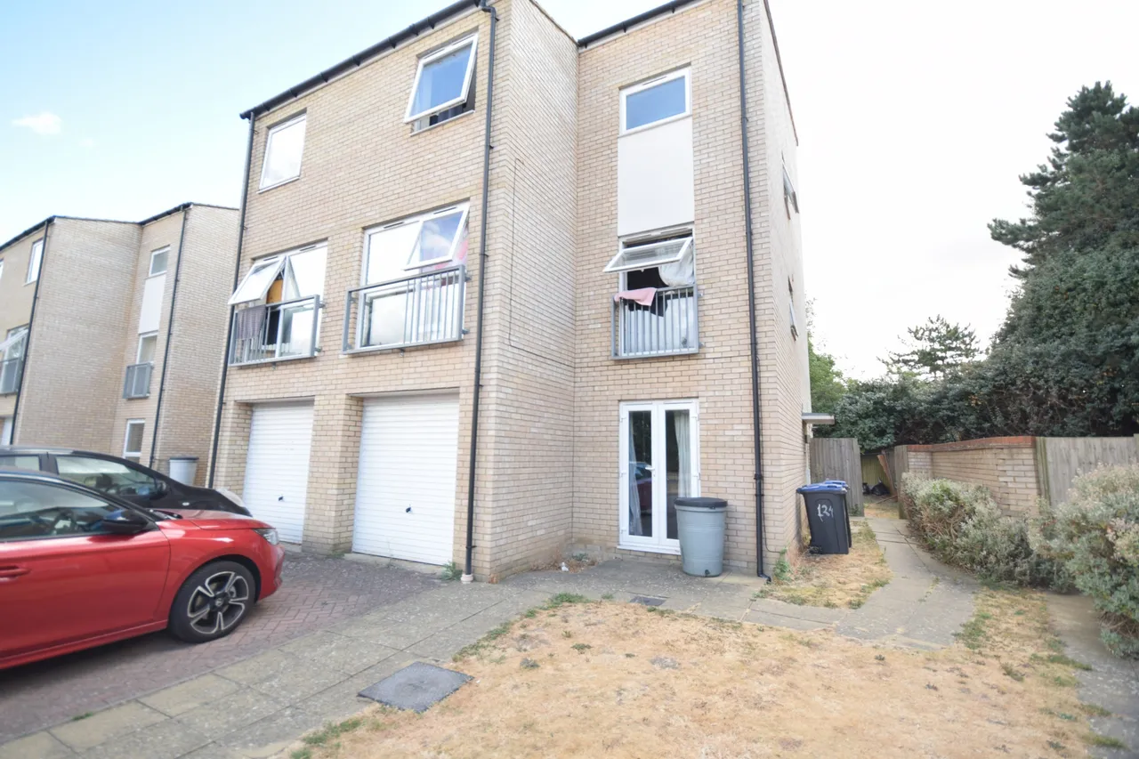 7 bed house for sale, Aviation Avenue, Hatfield, AL10