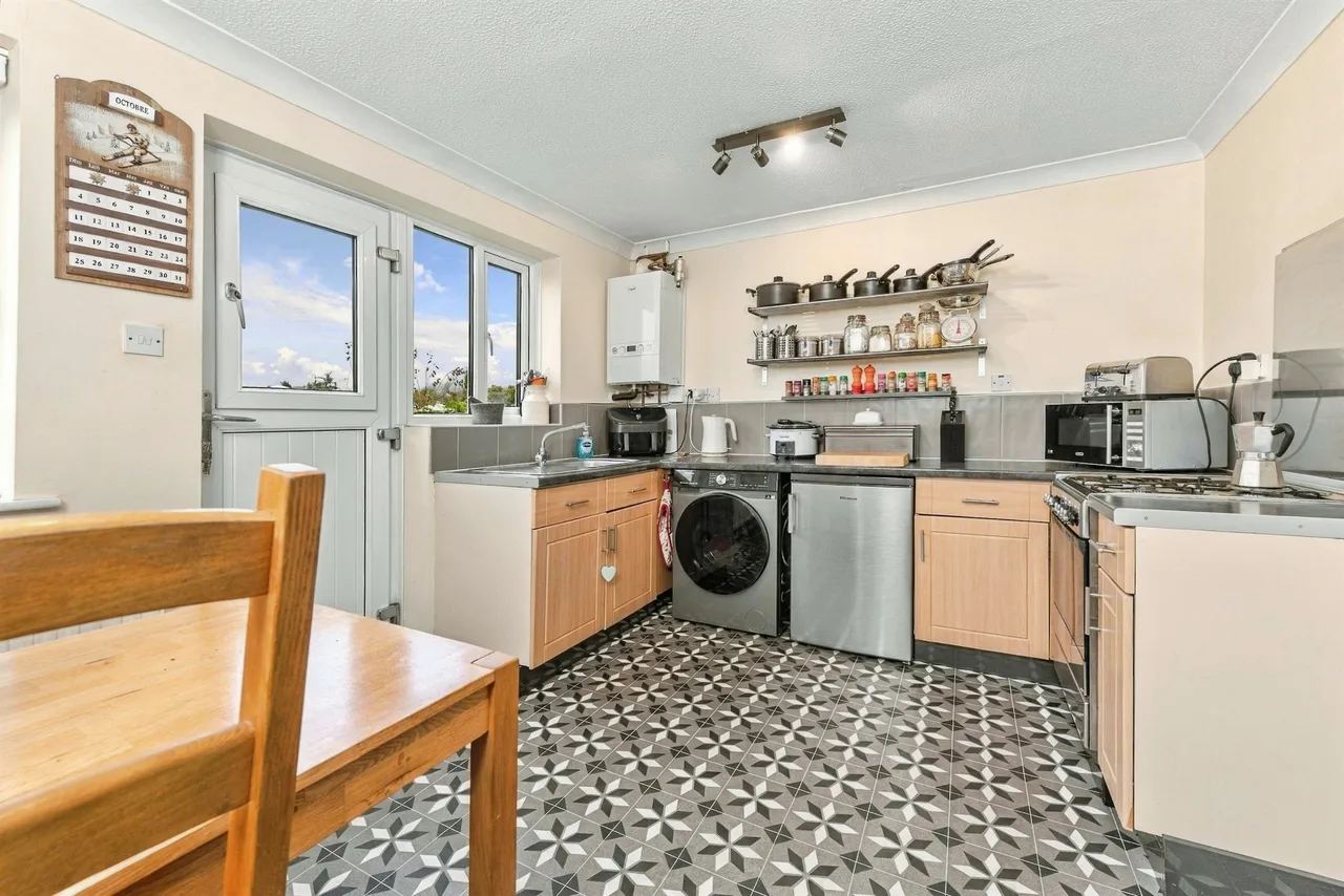 Heath Road, Chickenley, WF12, photo 3