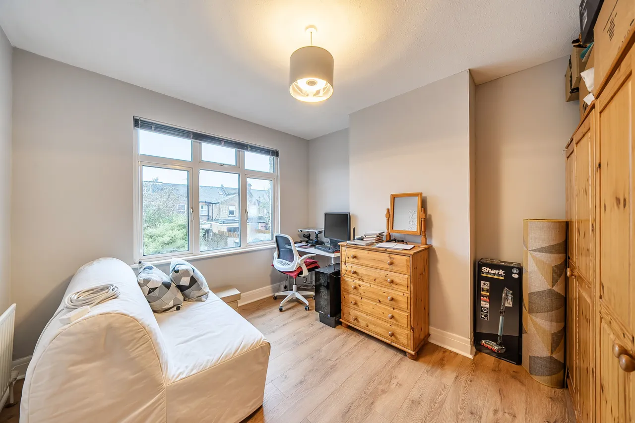 29 Manton Avenue, London, photo 7