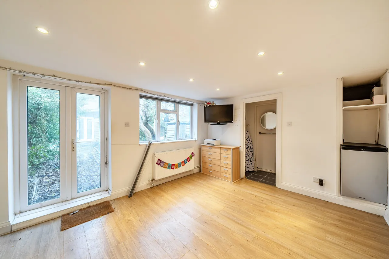 29 Manton Avenue, London, photo 12