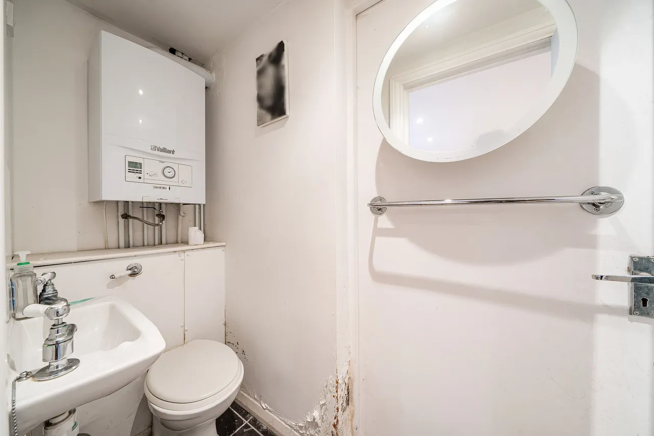 29 Manton Avenue, London, photo 11