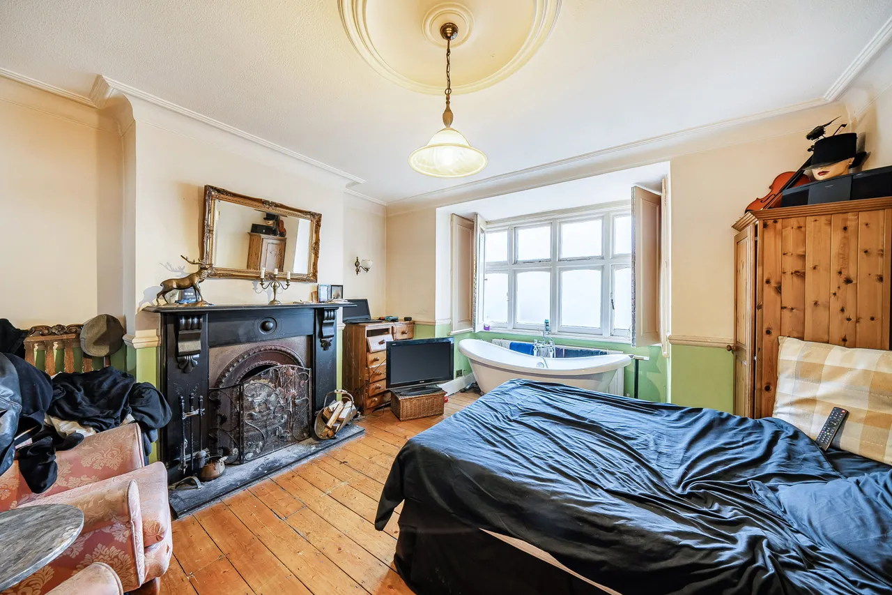 29 Manton Avenue, London, photo 8