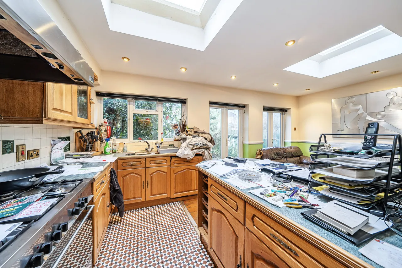 29 Manton Avenue, London, photo 3